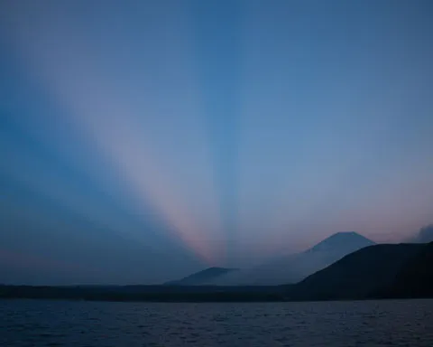夕暮れの湖と光の反射。日本製にこだわるnear nipponのサステナブルファッションの世界観。